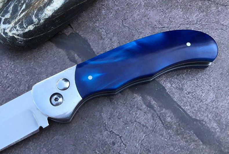 Выкидной нож "Рысь": сталь - Bohler М390; рукоять - акрил